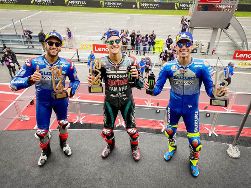 Pembalap Petronas Yamaha, Fabio Quartarao (tengah) foto bersama dua pembalap Suzuki, Joan Mir dan Alex Mir, usai juara di MotoGP Catalunya 2020 di Sirkuit Barcelona, Ahad (27/9/2020).